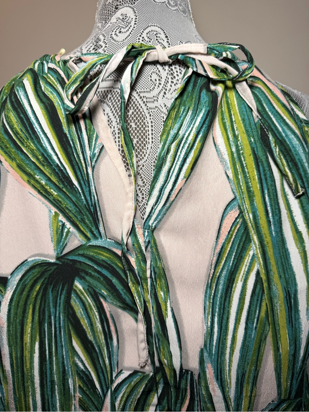 ⭐️3/$20 Japna women’s halter top with Green palm Leaf Print Pom tassel trim S - Picture 5 of 8